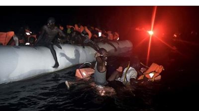 غرق زورق مهاجرين قبالة جزيرة ليسبوس اليونانية وفقدان سيدتين