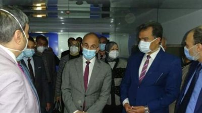 رئيس جامعة الزقازيق يتفقد تجهيزات مستشفى جراحات الأطفال