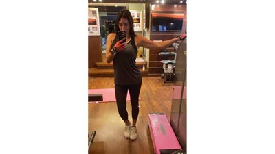 ياسمين صبري تستعرض رشاقتها من داخل الجيم