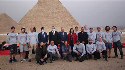 وزراء الرياضة والسياحة والطيران يشهدون عرضا للقفز بالمظلات بسفح الأهرامات