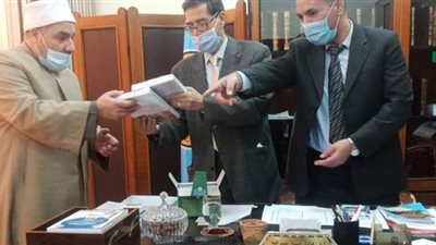 إهداء سلسلة (رؤية) للفكر المستنير لكليتي أصول الدين و القرآن الكريم  بطنطا