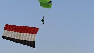 وزراء السياحة والرياضة والطيران يشهدون عرض قفز بالمظلات بسفح الأهرامات| صور