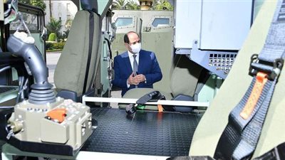 السيسي يتفقد عدداً من نماذج المركبات متعددة الاستخدام