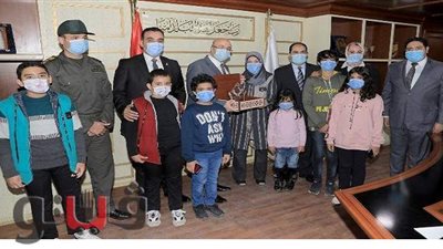 تنسيقية شباب الأحزاب تكرم أبناء شهداء الواجب ببني سويف | صور