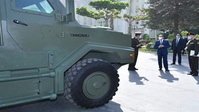 لحظة تفقد السيسي عدداً من نماذج المركبات متعددة الاستخدام| فيديو