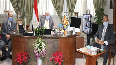 محافظ جنوب سيناء يناقش عددا من المشروعات القومية