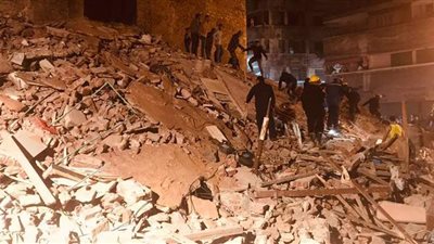 احتجاز أسرة من ٣ أفراد وميكانيكي تحت أنقاض عقار محرم بك المنهار