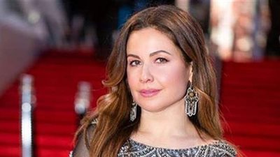 إطلالة مميزة لريا أبي راشد بفستان مبهج في مهرجان القاهرة السينمائي