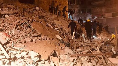 انتشال جثة طفل من تحت أنقاض عقار محرم بك المنهار والبحث عن آخرين | صور