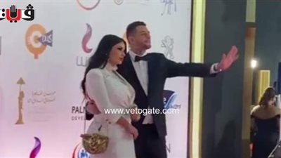 أحمد الفيشاوي يقبل زوجته على السجادة الحمراء في حفل افتتاح مهرجان القاهرة السينمائي