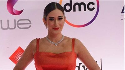 أمينة خليل بفستان أحمر في افتتاح مهرجان القاهرة السينمائي