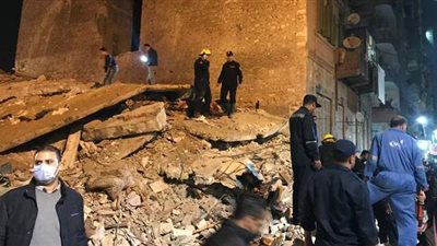 انتشال جثة سيدة وشاب من تحت أنقاض عقار محرم بك المنهار بالإسكندرية | صور