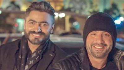 تامر حسني ينهي خلافه مع أحمد السقا على الهواء بعناق حميمي