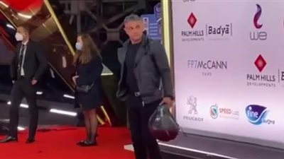 آسر ياسين يرتدي خوذة على السجادة الحمراء في مهرجان القاهرة السينمائي | فيديو