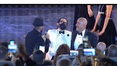 تامر حسني يشعل حفل افتتاح مهرجان القاهرة السينمائي بأغنية 