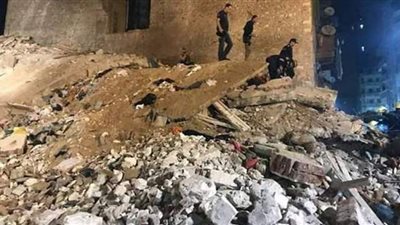 انتشال جثة خامسة لفتاة  من تحت أنقاض عقار محرم بك المنهار  | صور