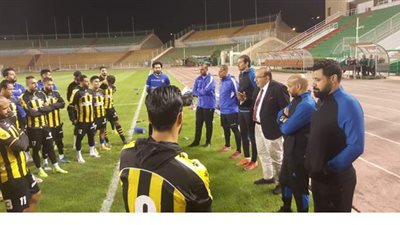 المشرف على الكرة بالمقاولون يجتمع باللاعبين  قبل موقعة أرتا سولار