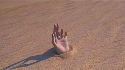 وحش الصحراء.. الرمال المتحركة تبتلع حارس أمن بالدقهلية.. تتكون من رمال مشبعة بالماء.. والاستلقاء على الظهر طوق النجاة