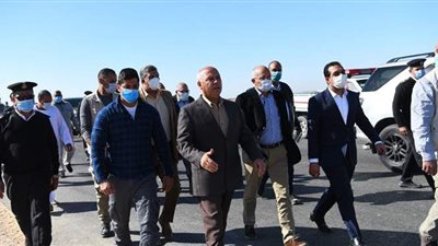 وزير النقل ونائب محافظ قنا يتفقدان ازدواج وتطوير المرحلة الأولى من طريق 
