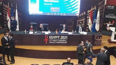 بعد تأخر عزفه.. وزير الرياضة يردد النشيد الوطني مع الحضور بمؤتمر بطولة العالم لليد