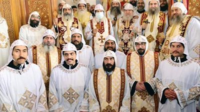 رسامة ٣ رهبان و ثلاثة قساوسة وقمصان للدير الأبيض بسوهاج