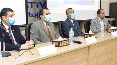 رئيس جامعة جنوب الوادى يشهد توزيع شهادات دورة TOT بمعهد تكنولوجيا المعلومات | صور