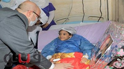 محافظ بني سويف يسلم الطفلة 