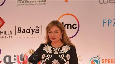 نجوم الفن على السجادة الحمراء في عرض فيلم 