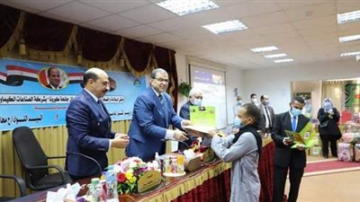 وزير القوي العاملة يوزع 2600 شهادة أمان ومهمات وقاية  على العمالة المؤقتة بأسوان