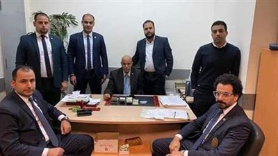 ضبط موظف أمن بإحدى شركات الطيران حاول تهريب ٣٥ ألف دولار  بمطار القاهرة | صور