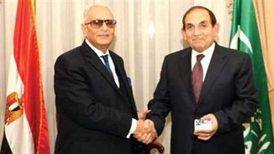 اللواء سيد مشعل يوقع استمارة الانضمام لحزب الوفد