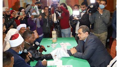 وزير القوى العاملة ومحافظ أسوان وكيلان لعروسين في حفل زفاف جماعي لـ 20 عريسا وعروسة للأيتام