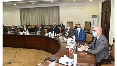 وزير الإسكان يستعرض الحلول غير التقليدية لرفع مستوى خدمتى المياه والصرف بالريف