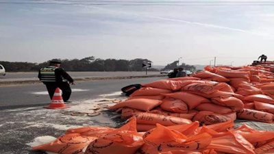 انقلاب سيارة نقل محملة بالأسمدة بالطريق الزراعي في القليوبية  |  صور