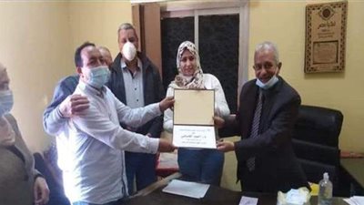 لخدماتهم الجليلة.. تكريم أطباء الجلدية والجزام بقنا | صور