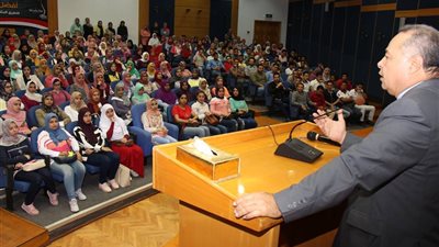 ميناء دمياط ينظم تدريبا صيفيا لأكثر من 500 طالب جامعي (صور)