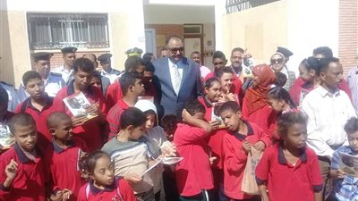 مدير أمن البحر الأحمر يوزع حلوى على تلاميذ الصم والبكم (صور)