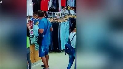 امرأة تسرق مسنا داخل متجر بخفة يد (فيديو)