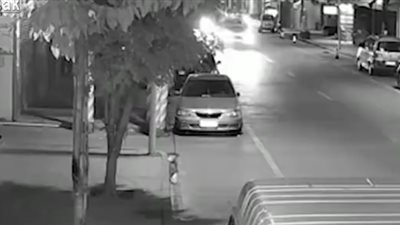 سائق دراجة نارية يطير فوق السيارات بعد تعرضه لحادث مروع (فيديو)