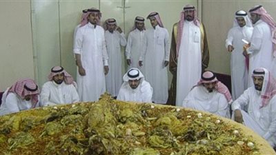 بالصور.. وليمة لأمير سعودي تثير غضب مواقع التواصل