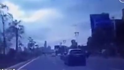 سائق مخمور يقتل طفلا صغيرا في حادث مروع (فيديو)