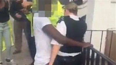 بالصور.. رجل يتحرش بشرطية في أحد شوارع بريطانيا