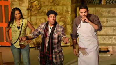 بالصور..«حارة السنان» يبهر الجمهور علي مسرح «جمصة»