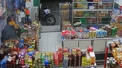 نهاية مروعة للص حاول سرقة صاحب سوبر ماركت (فيديو)