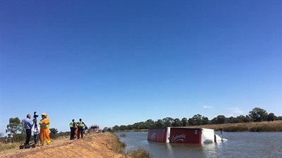 لحظة قفز شاحنة في المياه (فيديو وصور)