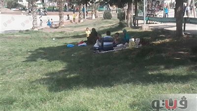 بالصور.. زوار حديقة الفسطاط يفترشون الأرض لتناول الإفطار