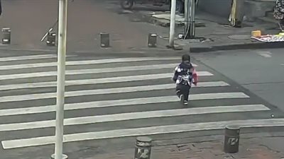 إهمال الأهل يسمح لطفل بعبور خطوط المشاة بطريقة غريبة (فيديو)