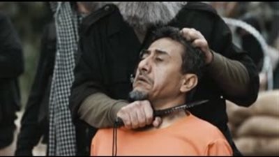 بالفيديو.. مطلوب أمني يعيد للأذهان مشهد الإعدام في «سيلفي» بقتله والده