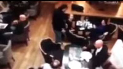 بالفيديو.. طلب رقم فتاة يتحول لمعركة بالأسلحة البيضاء وإطلاق النار