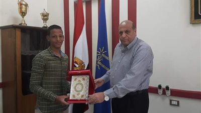 وكيل تعليم أسوان يكرم أول الدبلومات الفنية (صور)